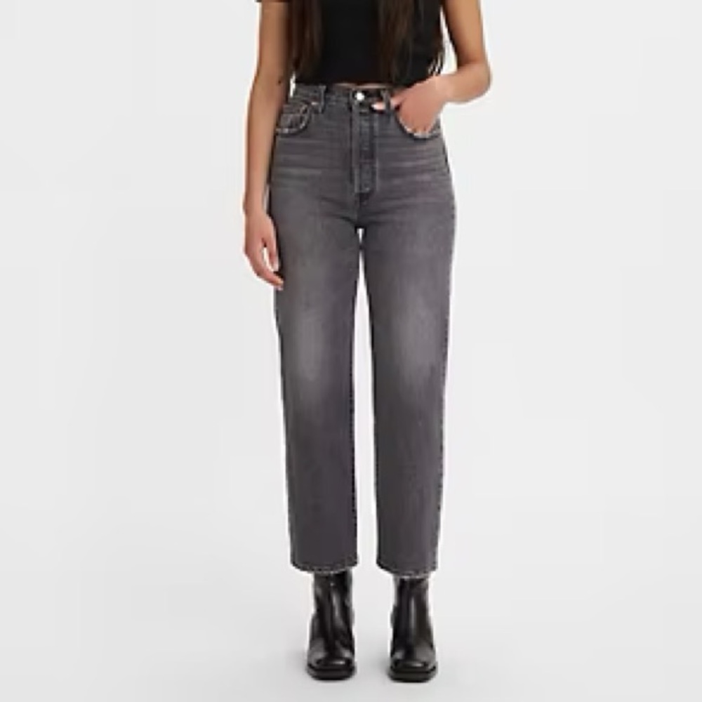 Levi’s Straight cropped Wedgie jeans. Size 26. Gently worn, in great condition.